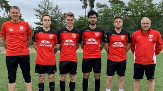 Tvgg-Trainer Martin Weinbach (links) verspricht sich einiges von den Neuzugängen (weiter von links) Luca Kowalski, Dustin Koob, Kerem Bulut und Pascal Fraas. Rechts Ralf Massoth vom Spielausschuss.