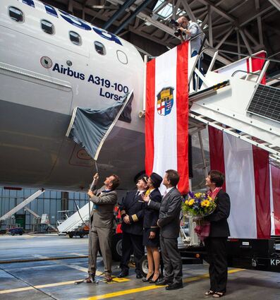 Bürgermeister Christian Schönung (l.) und seine Ehefrau Annette Wunder-Schönung (r.) nahmen im Juli 2013 die Flugzeugtaufe in Frankfurt vor. Der Airbus A-319 trägt seitdem den Namen „Lorsch“ und ist immer noch viel unterwegs.