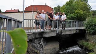 Unter anderem war die Brücke an der Festhalle Thema beim Rundgang des Lauterner Ortsbeirats.