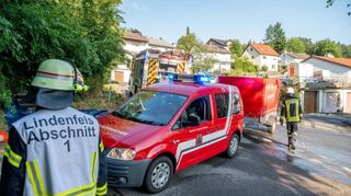 Schlauchnachschub wird von der Feuerwehr Glattbach in den Brandabschnitt 1 gefahren.