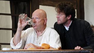 Uli Pleßmann (l.) gibt der Figur des Richters Adam das nötige Maß an Tiefe.