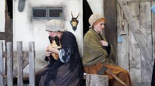 Das Darmstädter Familienunternehmen „Theaterlust“ inszenierte „Der zerbrochne Krug“ in Heppenheim nah am Original.