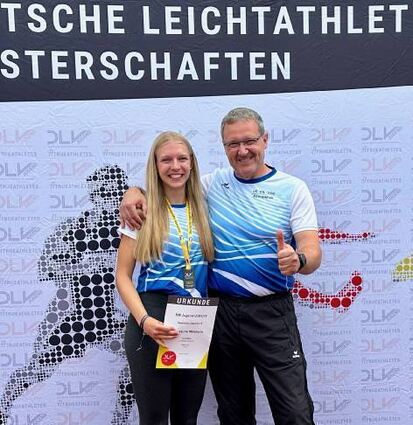 Trainer Markus Forster freut sich mit Pia Pätzel über den deutschen Meistertitel über die 100-m-Sprintdistanz.