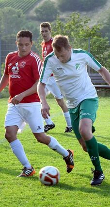 Mit vollem Einsatz, aber fair waren die AH-Fußballer im Einsatz; hier Zweikampf-Szenen aus den Spielen Auerbach – Gronau und FSG – Fehlheim.