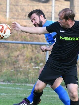 Fußball Alte Herren Bensheimer Stadtmeisterschaft
6 (FC 07 Bensheim) hinten / Christian Rohatsch (VFR Fehlheim) vorne
Foto: Jürgen Strieder
Tel: 01713452063