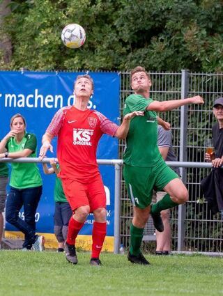 Paul Herbert (re,/VfR) und Christopher Porter (TSV) mit Blick zum Ball.