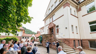 Die Metzendorf-Gesellschaft hatte zu einem Rundgang an der Auerbacher Schlossbergschule eingeladen, die von Heinrich Metzendorf entworfen wurde.