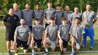 Viele Neuzugänge bescheren der FSG Bensheim einen überaus großen Kader: stehend v.l. Holger Rettig (Torwarttrainer), Robin Metz, Enver Reqica, Lamek Tesfarmian, Vincent Lang, Marlon Danzberger, Mikaj Galaktion, Thorsten Schaffert (Trainer zweite Mannschaft), Abedin Reqica (Spielertrainer erste Mannschaft); kniend v.l.: Marc Lautenschläger, Tom Wolpert, Ivan Livancic, Sebastian Fandrich, Zohaib Umar. Es fehlen: Hasan Karaman, Sirak Ghirmay, Suhayd Abidilaahi, Danijel Huseinovic.