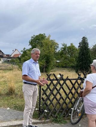 Erste Station der Radtour war der Spielplatz am Hallenbad, wo die sogenannte Weschnitzrast entstehen wird (großes Bild oben). Das Grundstück hinter der Mathildenstraße 45 soll zu einem Ort werden, der zum Verweilen einlädt. Die Entspannungsbänke entlang der Weschnitz werden von der Bevölkerung sehr gut angenommen. Am Bürgerhaus erläuterte Bürgermeister Helmut Glanzner die Pläne für den Neubau an gleicher Stelle, der in zwei Jahren fertig sein soll (Bilder untere Reihe von links).