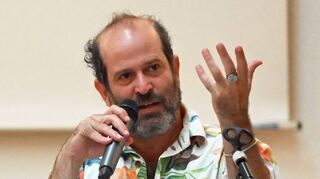 Autor Tomer Gardi stellte im Paul-Schnitzer-Saal seinen jüngsten Roman „Eine runde Sache“ vor.