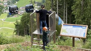 Mit der Seilbahn geht es hinauf auf den Prinzenberg, um dann im rasanten Tempo auf fünf Rutschen ins Tal zu sausen.