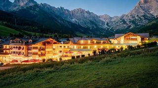 Der Urslauerhof (Bild links) liegt direkt gegenüber von der Hochmais-Sesselbahn. Und mit der geht es hinauf zu Österreichs erstem Schaukelpark (Bild rechts).