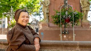 Die Fra vun Bensem alias Doris Walter an einem ihrer Lieblingsplätze in der Bensheimer Innenstadt: am Georgsbrunnen auf dem Marktplatz.