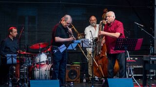 Die Sommerbühne am Wambolter Hof ging am Sonntag mit den Solisten Joe Gallardo an der Posaune und Wilson de Oliveira (Saxophon) zu Ende.