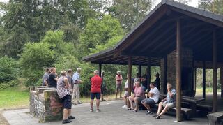 Bei der Grillanlage in der Wolfshecke legte die Gruppe eine Rast ein. Nachdem sie durch Vandalismus beschädigt wurde, wird sie derzeit renoviert (Bilder von links). Am neuen Skateplatz wurde die Basketballanlage ausgelagert und eine Grillstelle mit Sitzbank und Tisch eingerichtet. Der Spielplatz Im Böhlchen steht kurz vor der Fertigstellung. Eine kleine Hütte, in der Spielsachen gelagert werden können, soll noch aufgestellt werden. Auch Sonnensegel und Fahrradständer sollen installiert werden.