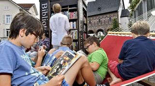 Auch das Angebot an Büchern für junge Leser ist beim Stadt-Lesen groß – und in der Hängematte schmökert es sich besonders bequem.
