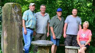Reichenbach. Zu einem Naturkundlichen Rundgang hatte die Reichenbacher Vogelschutzgruppe eingeladen. Nur wenige Mitglieder kamen am Treffpunkt Marktplatz zusammen. Dennoch wollte Tourplaner Michael Schneider (Mitte) den geplanten Rundgang angehen. Über die Friedhofsstraße folgte die kleine Schar dem Weg oberhalb des neuen Friedhofs Richtung Höllberg. Nach kurzem, steilem Anstieg wurde der Forstweg vom Hohenstein zum Hohberg erreicht. Unterwegs konnte man zahlreiche Nisthilfen der Vogelschutzgruppe entdecken. Am Rastplatz an der Kreuzstraße wurde rechts abgebogen und in Richtung Schützenhaus gewandert. Nach einem kleinen Schwenk Richtung Südwesten erreichten die Vogelschützer am Kernberg wieder Ortsstraßen. Über den Falltorweg und Nibelungenstraße gelangte man rechtzeitig zum Jubiläums-Frühschoppen des OMC Reichenbach im Gasthaus Zur Traube. koe/Bild: koe