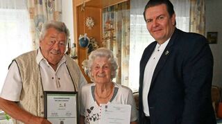 Bürgermeister Michael Helbig (rechts) gratulierte Winfried und Christel Schnellbächer zu ihrem Ehejubiläum.
