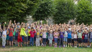 Auf dem Rathaushof in Bensheim fiel am Montag der Startschuss für die städtischen Ferienspiele. 255 Kinder sind dabei, bis 4. August wird ein vielfältiges Programm geboten.