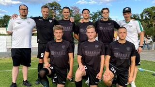 Die Neuzugänge sollen der SSG Einhausen helfen, den Weggang von mehreren Leistungsträgern zu kompensieren: stehend von links Stefan Ringel (Spielausschuss), Sebastian Metz (Trainer), Toni Crnov, Luca Wolf, Sandro Hilkert, Jannik Hüter (Trainer); knieend Sören Hembach, Marvin Schnopp, Marcel Kulig.