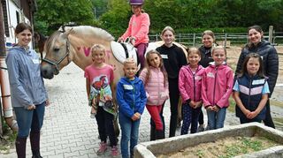 Beim Ferienspielangebot „Komm zum Pferd“ lernten die Kinder unter anderem, wie man die Hufen auskratzt. Anschließend durften sie das Reiten auf der Fjordstute Tamia und dem Welsh-Cob-Wallach Pico üben.