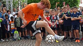 Umringt von zahlreichen jungen Fußballfans zeigte Jannik Freestyle beim Stadtfest in Lorsch seine Tricks mit dem Ball.