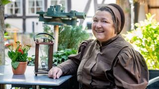 Die Fraa vun Bensem alias Doris Walter im Innenhof des Walderdorffer Hofs – einer ihrer Bensheimer Lieblingsplätze.