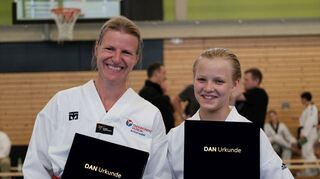 Sandra Burk (l.) und Marlene Unfried freuen sich über ihre erfolgreichen Meisterprüfungen – stellvertretend für die insgesamt fünf Prüflinge des Taekwondo-Vereins Bergstraße, die an der Meisterprüfung des Landesverbands teilnahmen.