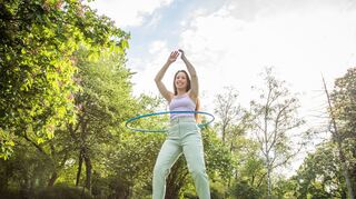 Hulahoop: Rückenschmerzen lindern durch gestärkte Bauchmuskeln und verbesserte Rückenstabilität.
