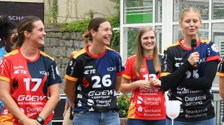 Rückraumspielerinnen unter sich: (v.l.) Lisa Friedberger, Sarah van Gulik, Alicia Soffel und Rückkehrerin Kim Naidzincvicius bei der Flames-Team-Vorstellung auf dem Beauner Platz.