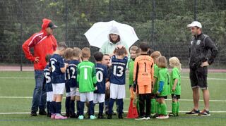 Taktikbesprechung: Der sportliche Teil beim Festwochenende der Eintracht begann verregnet.