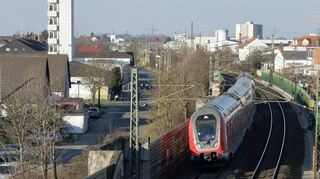 Die Riedbahn – hier bei Lampertheim – wird ab Sommer 2024 zwischen Frankfurt und Mannheim wegen Bauarbeiten mehrere Monate gesperrt.
