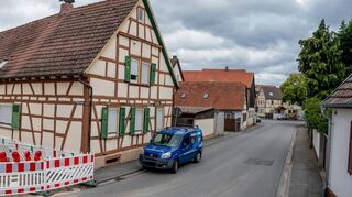 Noch ist die Hauptstraße in Einhausen befahrbar. Weil für die Sanierung der Falltorstraße, links im Bild, benötigte Anschlüsse in der Hauptstraße liegen, dehnt sich die Baustelle bald auf diese aus.
