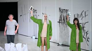 André Jung (von links nach rechts), Joel Small, Katharina Bach während der Fotoprobe zum Schauspiel „Liebe“ (Amour) nach Michael Haneke.