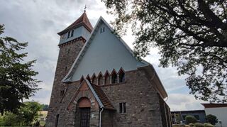 Seit 1913 ziert die evangelische Kirche in Gadernheim den Hügel in der Ortsmitte.