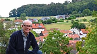 Reinhard Schmidtke kommt regelmäßig auf den Kirchberg, um von dort die schöne Aussicht über Gadernheim zu genießen.