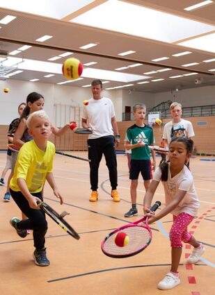 Jan Kahlert von den „Young Tennis Professionals“ in Heppenheim (Mitte) führte den Nachwuchs spielerisch an den Tennissport heran.