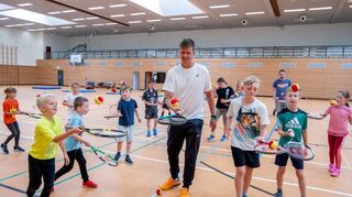 Der Tennistrainer nutzte die gesamte Fläche der Halle für die Übungseinheiten. Neben Schlägern und Bällen kamen auch blaue Turnmatten und Bänke zum Einsatz.
