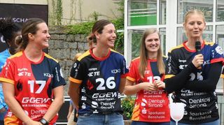 Gute Laune: (v.l.) Lisa Friedberger, Sarah van Gulik, Alicia Soffel und Rückkehrerin Kim Naidzinavicius bei der Team-Vorstellung auf dem Beauner Platz.