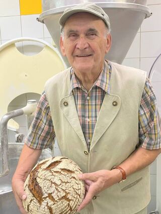 Der Weg vom Korn zum Brot: Früher erteilte der Bauer dem Müller den Auftrag, das Getreide zu mahlen und das Mehl dem Bäcker seiner Wahl anzuliefern. Einer dieser Bäcker war Willi Reimund aus Brandau, der auf dem Bild zu sehen ist.