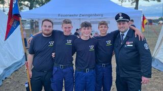 Die Zwingenberger Jugendfeuerwehr beim Kreiszeltlager (v.l.): Justin Moll (Ausbilder), Theo Jungbluth, Benjamin Müller, Jonas Rindfleisch und Stefan Diefenbach (Jugendfeuerwehrwart der Stadt Zwingenberg).