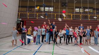 Bei den Ferienspielen der Stadt Bensheim wurde in der Weststadthalle Frisbee gespielt.