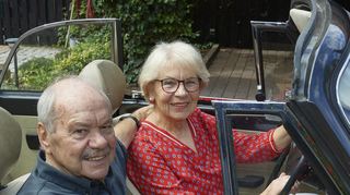 Irene und Klaus Schlappner in einem VW-Käfer, den der Trainer seiner Frau zum 25. Hochzeitstag schenkte.