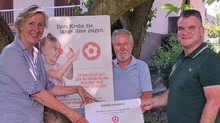 Almut Ender freute sich über den Scheck des Deutschen Drachenmuseums, den sie von Peter Konze (Mitte) und Peter Kurfürst (rechts) für die Deutsche Leukämieforschungshilfe – Aktion für krebskranke Kinder – Ortsverband Mannheim überreicht bekam.