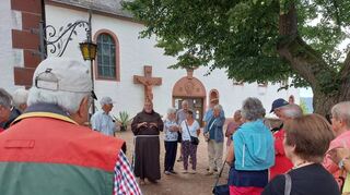 Franziskanerpater Dittmar begrüßte die Mitreisenden der Kolpingsfamilie Bensheim im Kloster Engelberg.