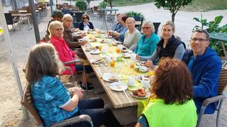 Nach einer Nachtwanderung gab es für die Teilnehmer des OWK Bensheim in Auerbach ein gemeinsames Frühstück unter freiem Himmel.