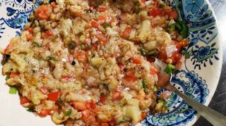 Baba Ganoush ist mehr wie ein Salat. Die Aubergine bleibt stückig und hat eine gröbere Konsistenz.