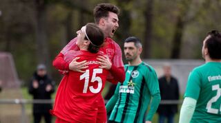 Jonathan Pommerenke, der hier mit David Schmidt (Nr. 15) im Derby gegen Eintracht Bürstadt einen Treffer bejubelt, fehlt den Auerbachern beim Saisonauftakt zu Hause gegen Dersim Rüsselsheim.