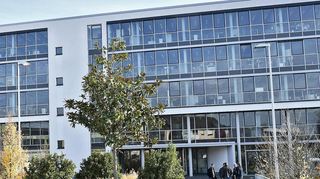 Dentsply Sirona vermeldet für das zweite Quartal gute Geschäfte vor allem in China, spürt aber am Standort Bensheim die angespannte Wirtschaftslage in Deutschland.