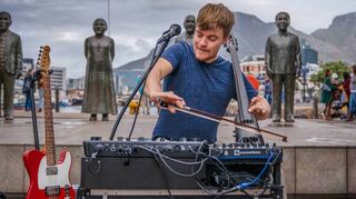 Das Foto zeigt Reinhardt Buhr musizierend auf dem „Nobel Square“ im südafrikanischen Kapstadt.